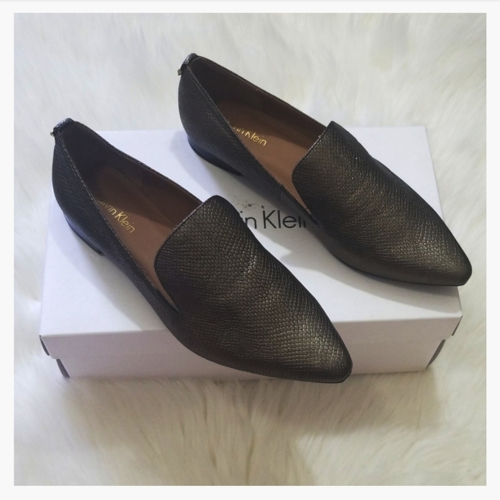 Calvin Klein Pointed Toe Loafer  Flats Gold. SZ 6